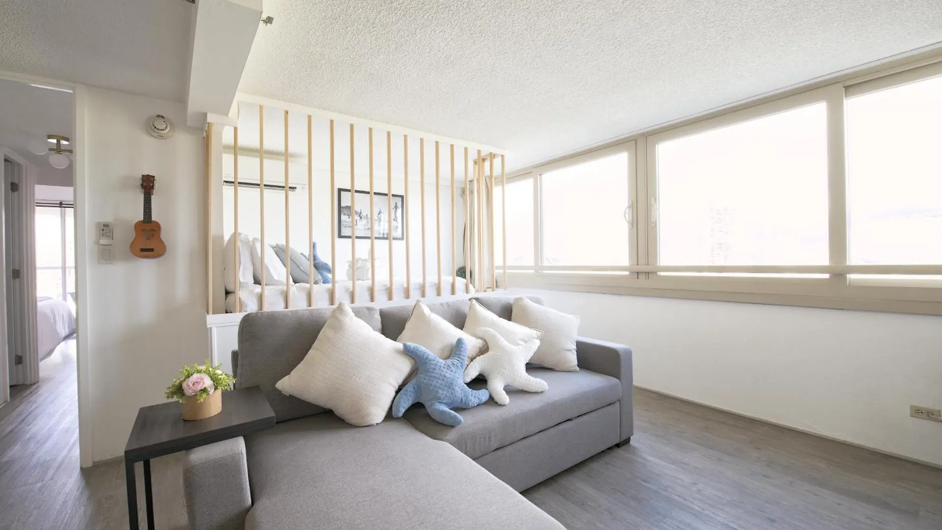 Central Waikiki Luxury High Wtih Views & Beach Honolulu Apartment
