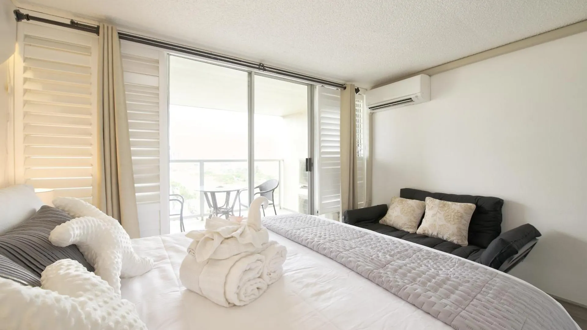 Central Waikiki Luxury High Wtih Views & Beach Honolulu