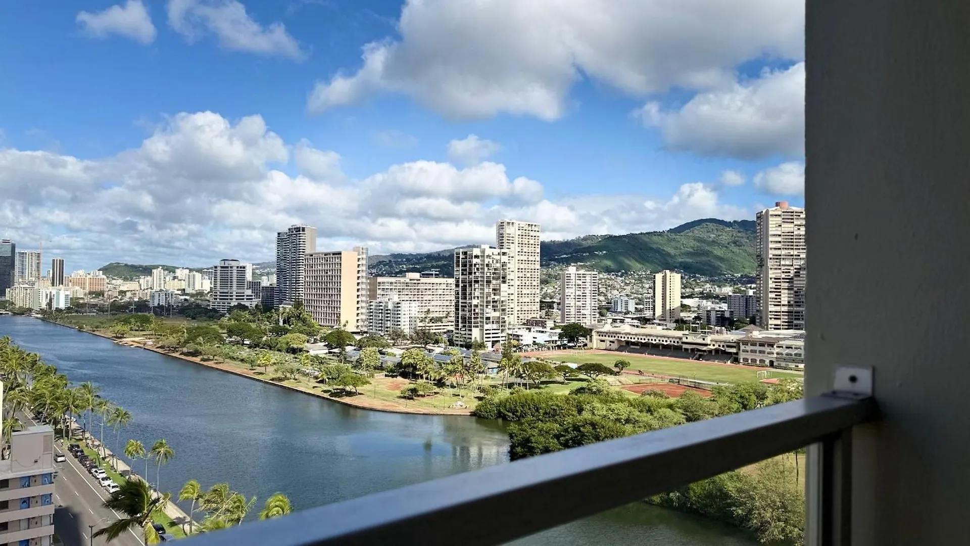 Central Waikiki Luxury High Wtih Views & Beach Honolulu